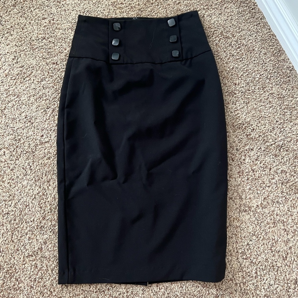 Pencil skirt with fixed buttons